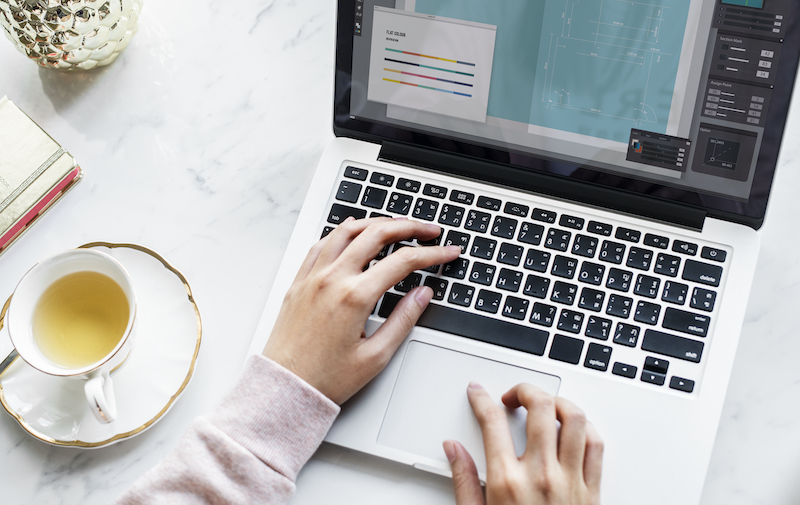 Kvinna som använder laptop