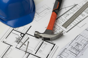 Ritningar, hjälm och hammare