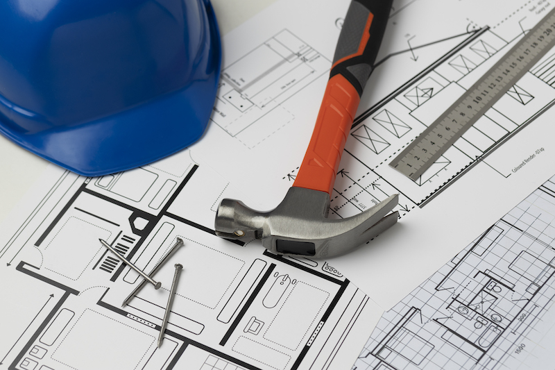 Ritningar, hjälm och hammare